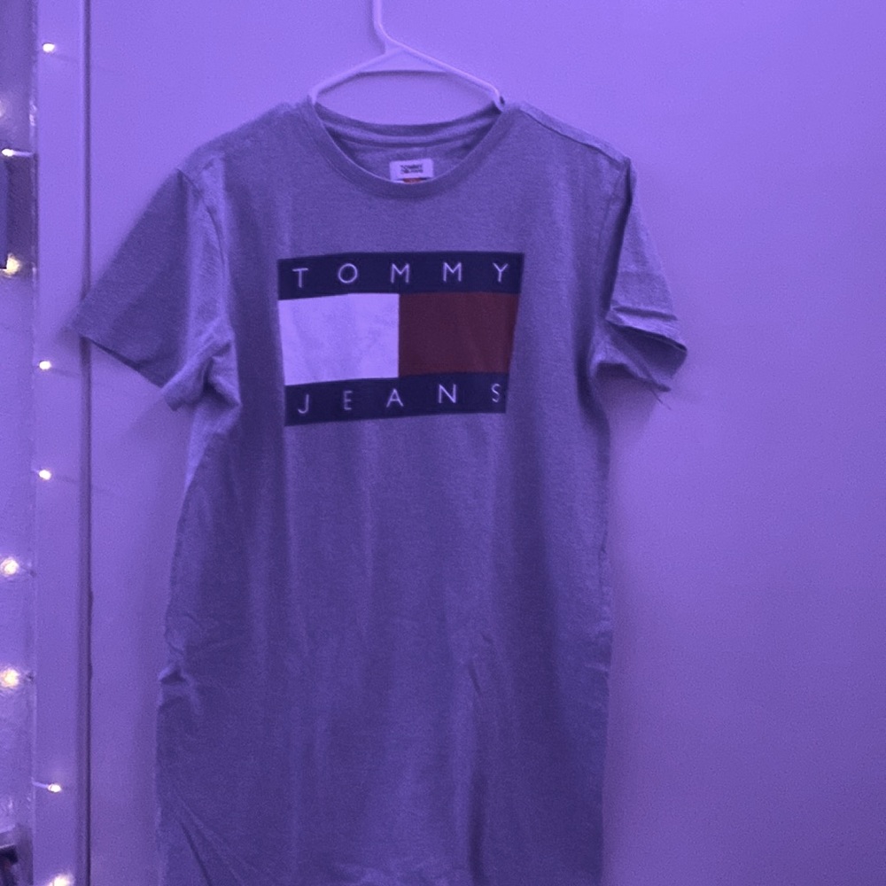 simple gray shirt very comfy to sleep on